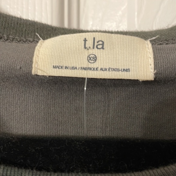 NWT Camo Cold Shoulder T Shirt - Picture 3 of 3